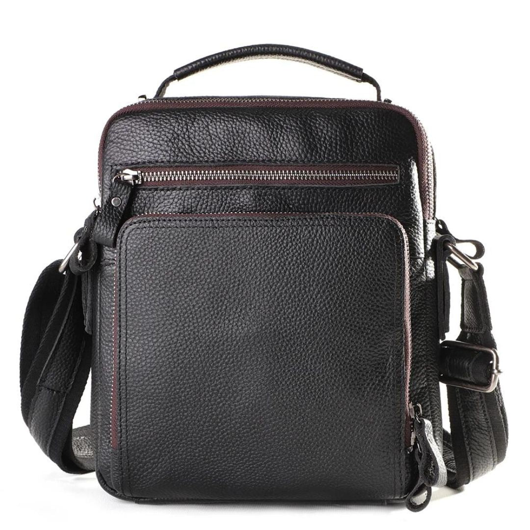 Reviva o estilo clássico com nossa Bolsa de Ombro Casual Vintage em Couro Genuíno. Combinando o charme do vintage com a funcionalidade contemporânea, esta bolsa é a escolha ideal para quem busca versatilidade e elegância em um acessório. Feita com materiais de alta qualidade, como couro genuíno e forro de poliéster durável, esta bolsa não só adiciona um toque de sofisticação ao seu visual, mas também oferece praticidade para o dia a dia.