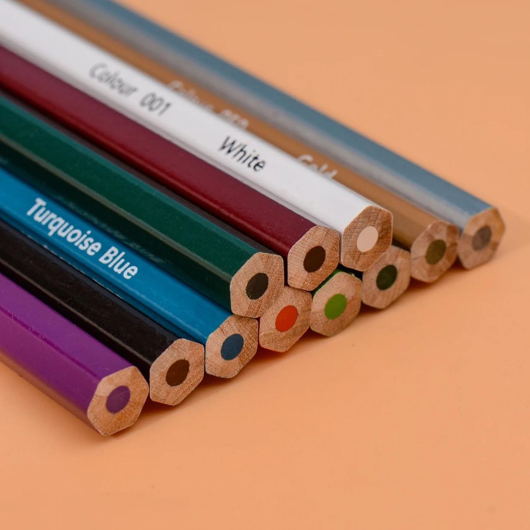 Conjunto de Lápis de Cor Arte Profissional com 50 ou 72 cores e acessórios incluídos. Close-up de lápis individuais do conjunto, destacando a qualidade e a variedade de cores. Artista usando os Lápis de Cor Arte Profissional em uma ilustração, mostrando a vivacidade das cores. Acessórios incluídos no conjunto: apontador de lápis, borracha e extensor.