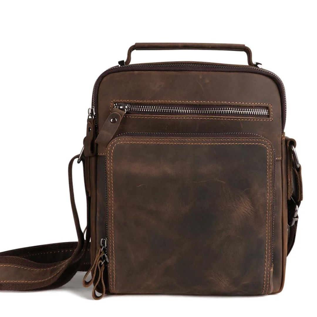 Reviva o estilo clássico com nossa Bolsa de Ombro Casual Vintage em Couro Genuíno. Combinando o charme do vintage com a funcionalidade contemporânea, esta bolsa é a escolha ideal para quem busca versatilidade e elegância em um acessório. Feita com materiais de alta qualidade, como couro genuíno e forro de poliéster durável, esta bolsa não só adiciona um toque de sofisticação ao seu visual, mas também oferece praticidade para o dia a dia.