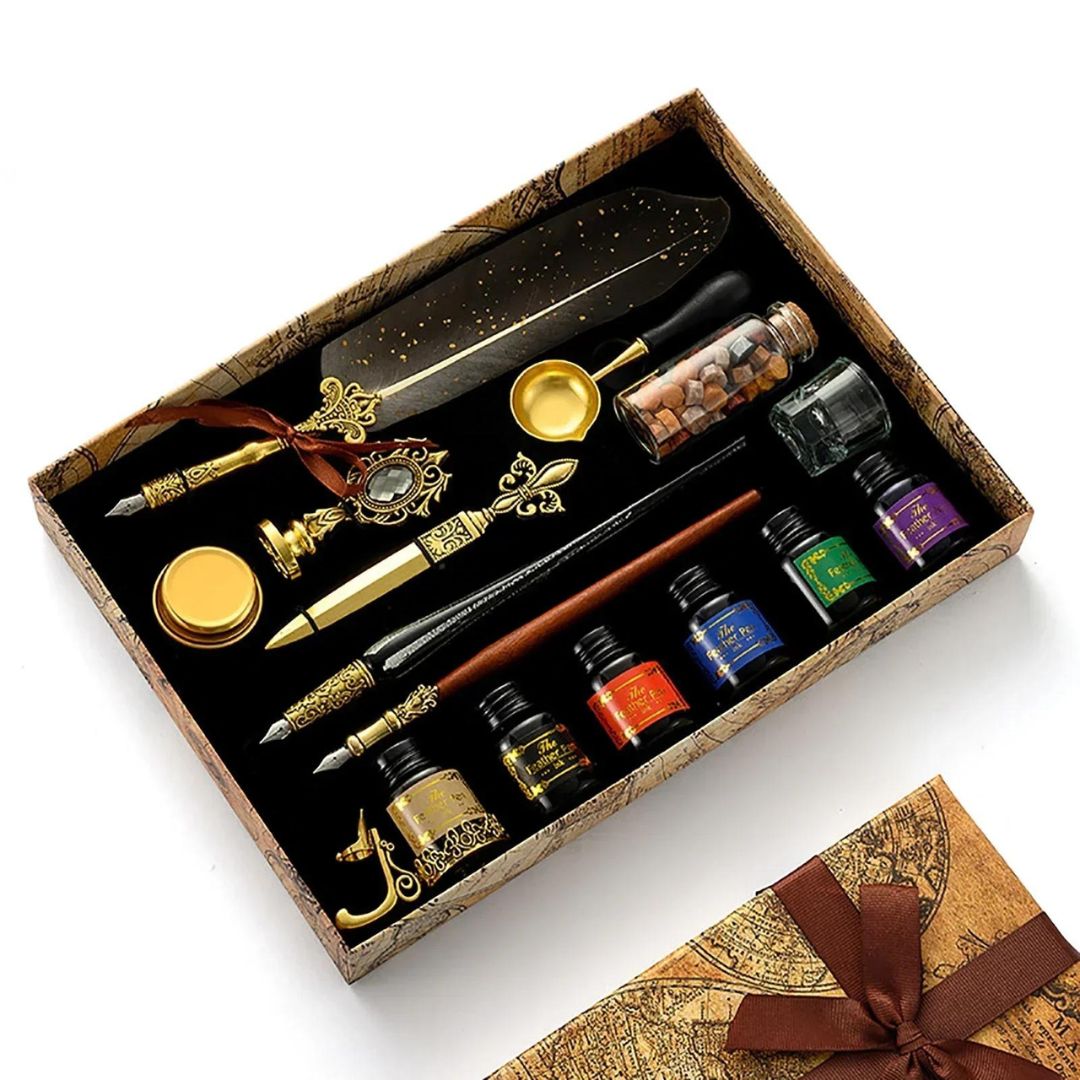 Conjunto de Caneta de Caligrafia Vintage, exibindo todos os componentes elegantes e tradicionais. Demonstração da caneta de pena do conjunto sendo usada para caligrafia, destacando a fluidez e elegância da escrita. Detalhe dos componentes do kit, incluindo a caneta, tinta e carimbo de cera, realçando a qualidade e o artesanato requintado. O kit apresentado como um presente ideal, mostrando a variedade de cores e a embalagem elegante.