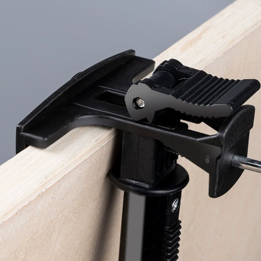 Cavalete Portátil Ajustável de Metal é a escolha perfeita para artistas que valorizam a qualidade e a versatilidade. Com ajuste de até 150cm de altura e fabricado em metal durável e leve (liga de alumínio), este cavalete é ideal tanto para pintura quanto para esboços. Com seu comprimento de 50cm a 150cm, e uma altura máxima de 75cm para a prancheta, é uma ferramenta essencial para qualquer artista apaixonado.