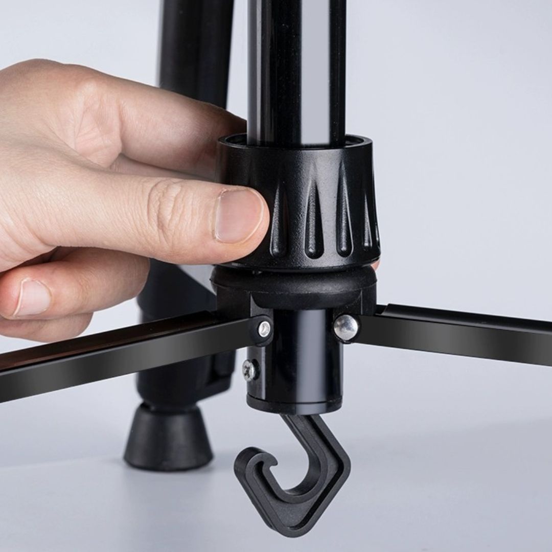 Cavalete Portátil Ajustável de Metal é a escolha perfeita para artistas que valorizam a qualidade e a versatilidade. Com ajuste de até 150cm de altura e fabricado em metal durável e leve (liga de alumínio), este cavalete é ideal tanto para pintura quanto para esboços. Com seu comprimento de 50cm a 150cm, e uma altura máxima de 75cm para a prancheta, é uma ferramenta essencial para qualquer artista apaixonado.