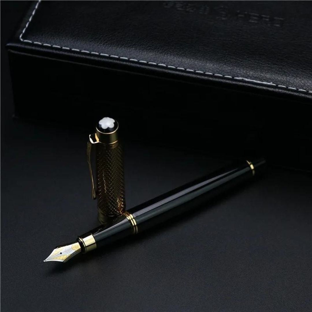 Caneta Tinteiro Hero, você terá o melhor instrumento para escrever com maestria. Com uma ponta de ouro, essa caneta-tinteiro é durável e sofisticada. Embalada em uma elegante caixa de presente, essa caneta é feita de metal resistente e de alta qualidade.