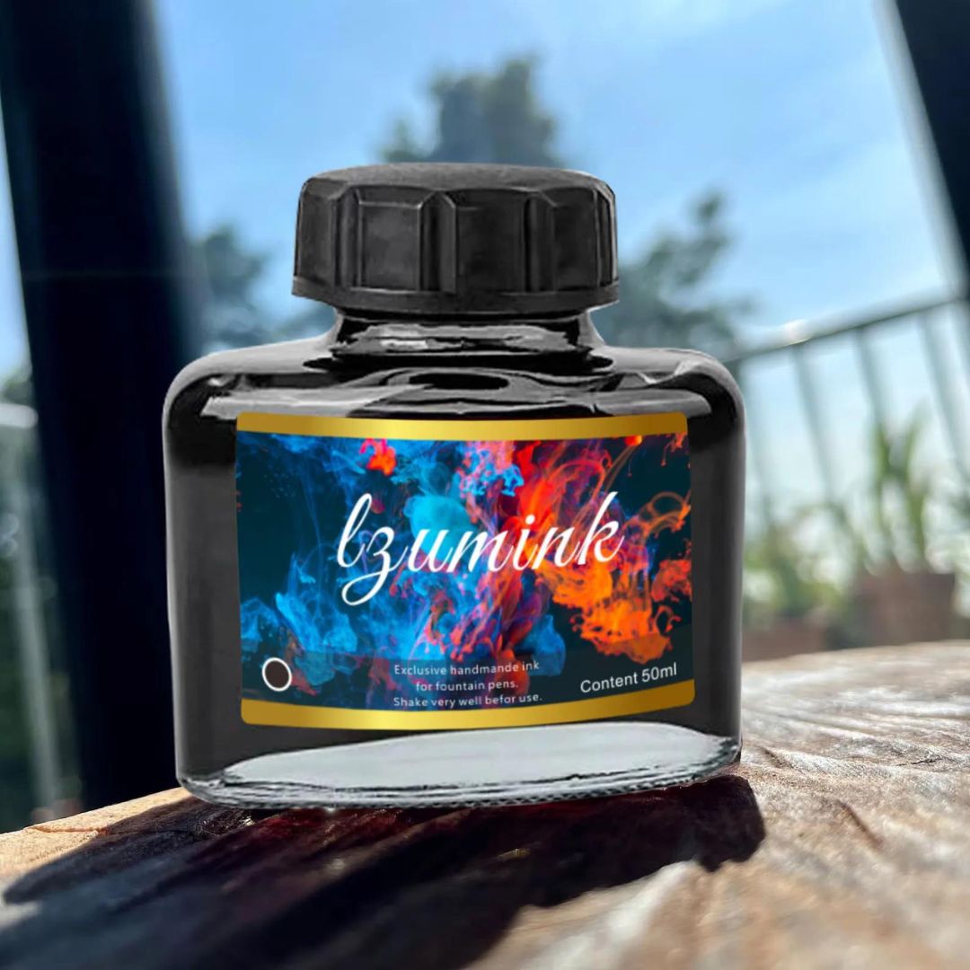 Frasco de Tinta Tinteiro Premium 50ml, perfeito para recarga de canetas-tinteiro. Demonstração da Tinta Tinteiro em uso, destacando a fluidez e a cor rica. Detalhe da textura e da qualidade da Tinta Tinteiro Premium. Processo de recarga de uma caneta-tinteiro com a Tinta Tinteiro Premium, mostrando facilidade e eficiência.