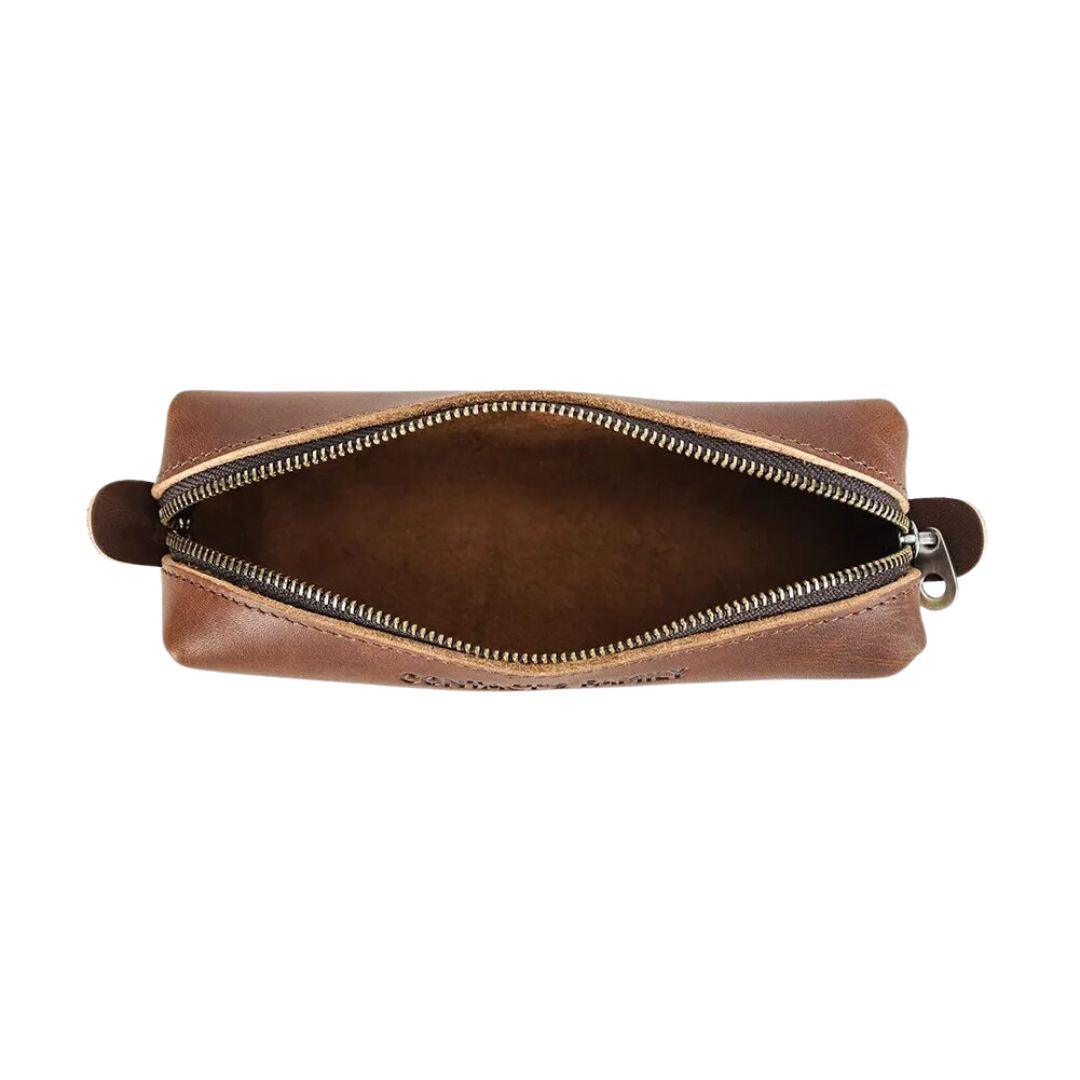 Estojo de Couro Retrô: Durabilidade com Elegância" "Proteção Sofisticada: Estojo de Couro para Canetas" "Elevando o Estilo: Estojo de Couro Vintage" "Seus Instrumentos, Sua Elegância: Estojo de Couro" "Durabilidade com Charme: Estojo de Couro Genuíno Estojo de Couro Durabilidade e Estilo Proteção para Canetas Acessório de Escrita Couro Genuíno Estilo Retrô Estojo para Lápis Resistência ao Tempo Elegância Cotidiana Proteção para Instrumentos
