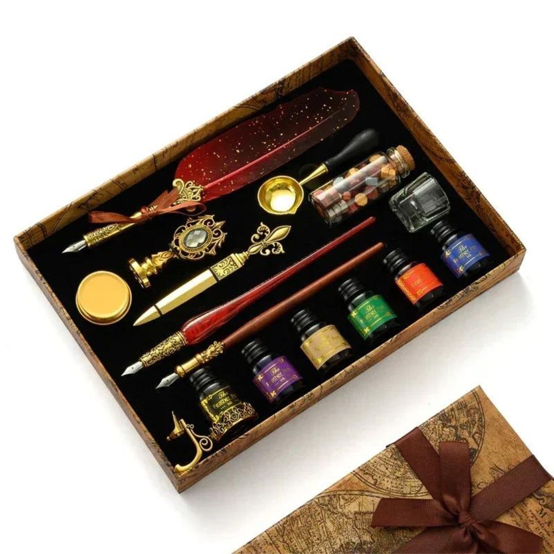 Conjunto de Caneta de Caligrafia Vintage, exibindo todos os componentes elegantes e tradicionais. Demonstração da caneta de pena do conjunto sendo usada para caligrafia, destacando a fluidez e elegância da escrita. Detalhe dos componentes do kit, incluindo a caneta, tinta e carimbo de cera, realçando a qualidade e o artesanato requintado. O kit apresentado como um presente ideal, mostrando a variedade de cores e a embalagem elegante.