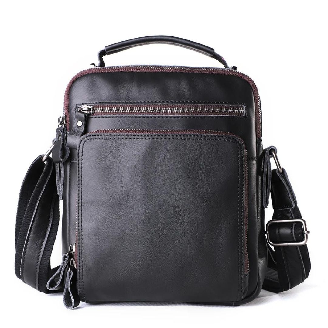 Reviva o estilo clássico com nossa Bolsa de Ombro Casual Vintage em Couro Genuíno. Combinando o charme do vintage com a funcionalidade contemporânea, esta bolsa é a escolha ideal para quem busca versatilidade e elegância em um acessório. Feita com materiais de alta qualidade, como couro genuíno e forro de poliéster durável, esta bolsa não só adiciona um toque de sofisticação ao seu visual, mas também oferece praticidade para o dia a dia.