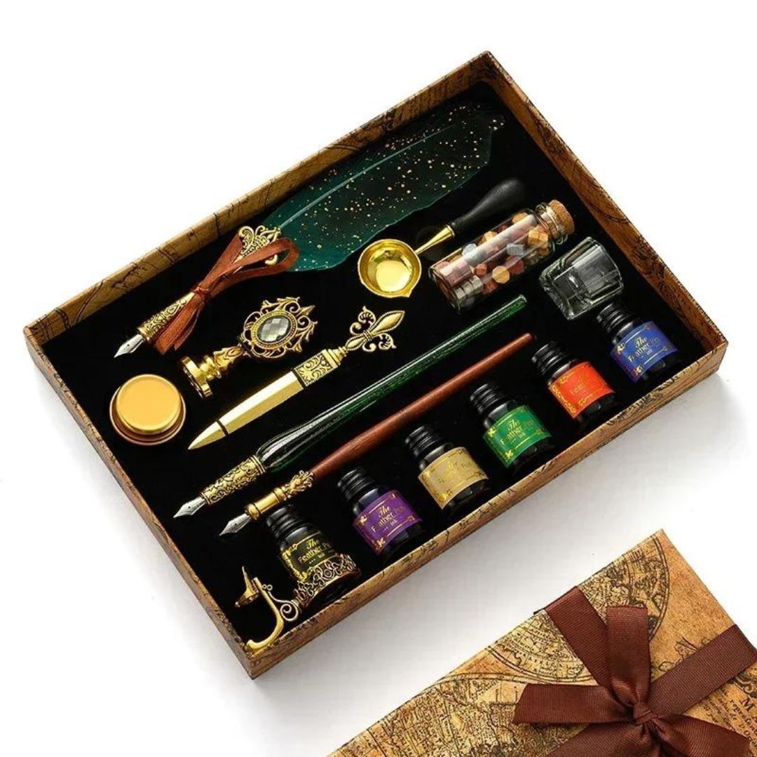 Conjunto de Caneta de Caligrafia Vintage, exibindo todos os componentes elegantes e tradicionais. Demonstração da caneta de pena do conjunto sendo usada para caligrafia, destacando a fluidez e elegância da escrita. Detalhe dos componentes do kit, incluindo a caneta, tinta e carimbo de cera, realçando a qualidade e o artesanato requintado. O kit apresentado como um presente ideal, mostrando a variedade de cores e a embalagem elegante.