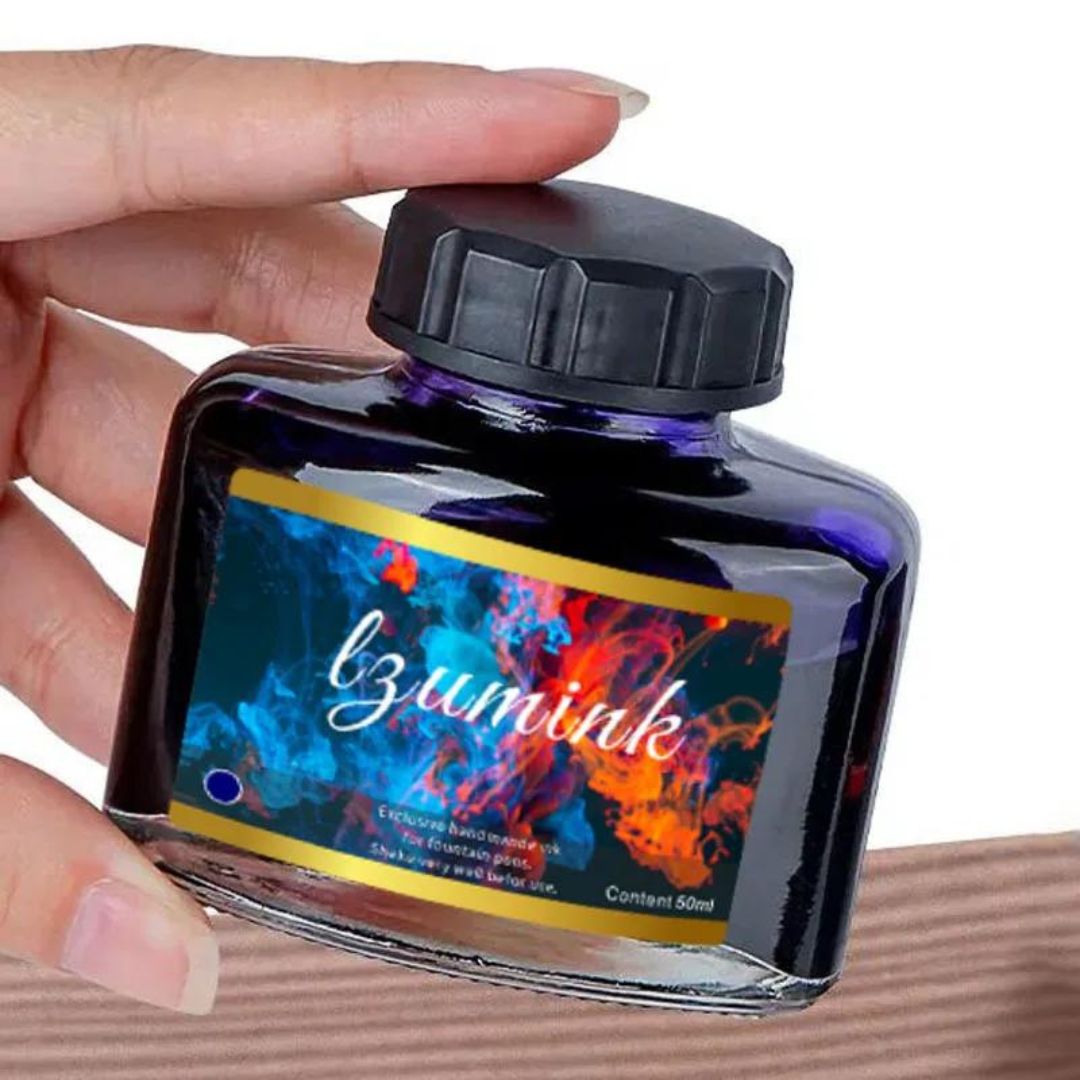 Frasco de Tinta Tinteiro Premium 50ml, perfeito para recarga de canetas-tinteiro. Demonstração da Tinta Tinteiro em uso, destacando a fluidez e a cor rica. Detalhe da textura e da qualidade da Tinta Tinteiro Premium. Processo de recarga de uma caneta-tinteiro com a Tinta Tinteiro Premium, mostrando facilidade e eficiência.