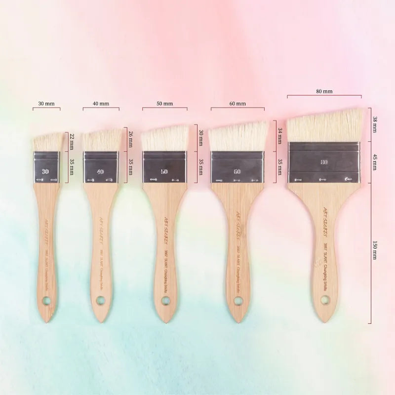 Pincel inclinado para pintura com cabo de bambu e cerdas Chungking.
Detalhe da ponta chanfrada e virula de aço inoxidável.
Tamanhos variados de pincéis inclinados para pintura a óleo.