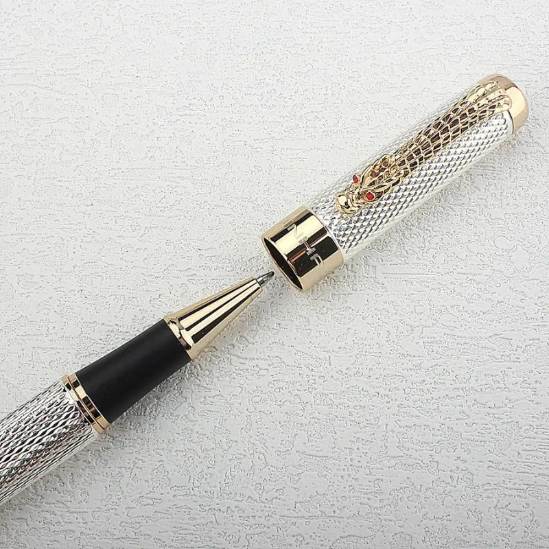 Caneta de luxo
Caneta de gel de secagem rápida
Caneta esferográfica premium
Ferramentas de escrita para escritório
Caneta para presentes corporativos
Caneta de escrita suave
Caneta esferográfica metálica
Caneta de precisão 0,7mm
Acessório de escrita elegante
Caneta para assinaturas profissionais Caneta Esferográfica de Luxo 0,7mm feita em metal premium. A caneta possui uma ponta de 0,7 mm para traços precisos e usa tinta de gel que seca rapidamente, evitando borrões. Ideal para profissionais que buscam sofi