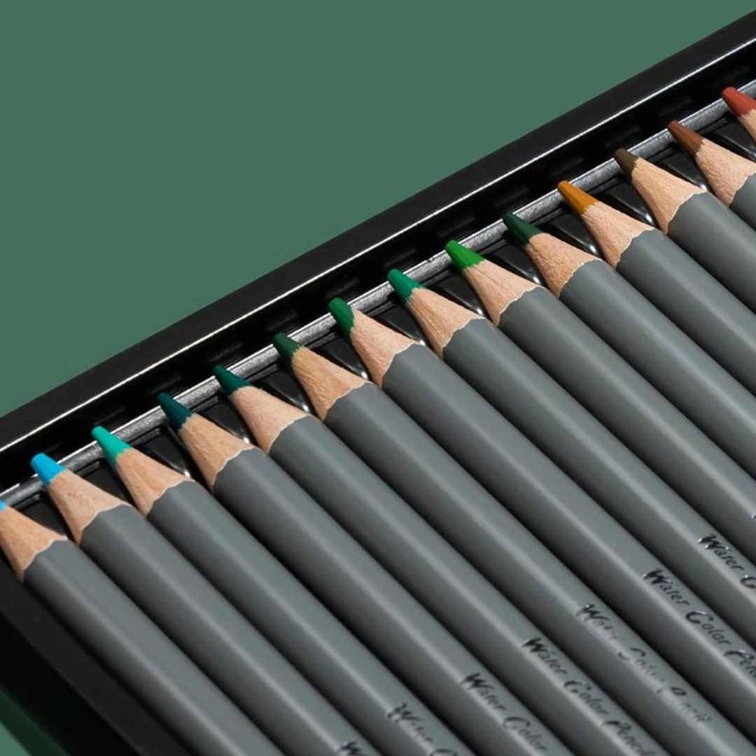 Lápis de cor a Base de Água! Este conjunto inclui conjunto de lápis de 48 ou 72 unidades brilhantes e ousados à base de água para todas as suas necessidades artísticas. Os núcleos coloridos de 3,0 mm proporcionam um traço suave e durável, perfeito para todos os tipos de papel. Seja criativo e eleve seu jogo estacionário com estes lápis de alta qualidade.