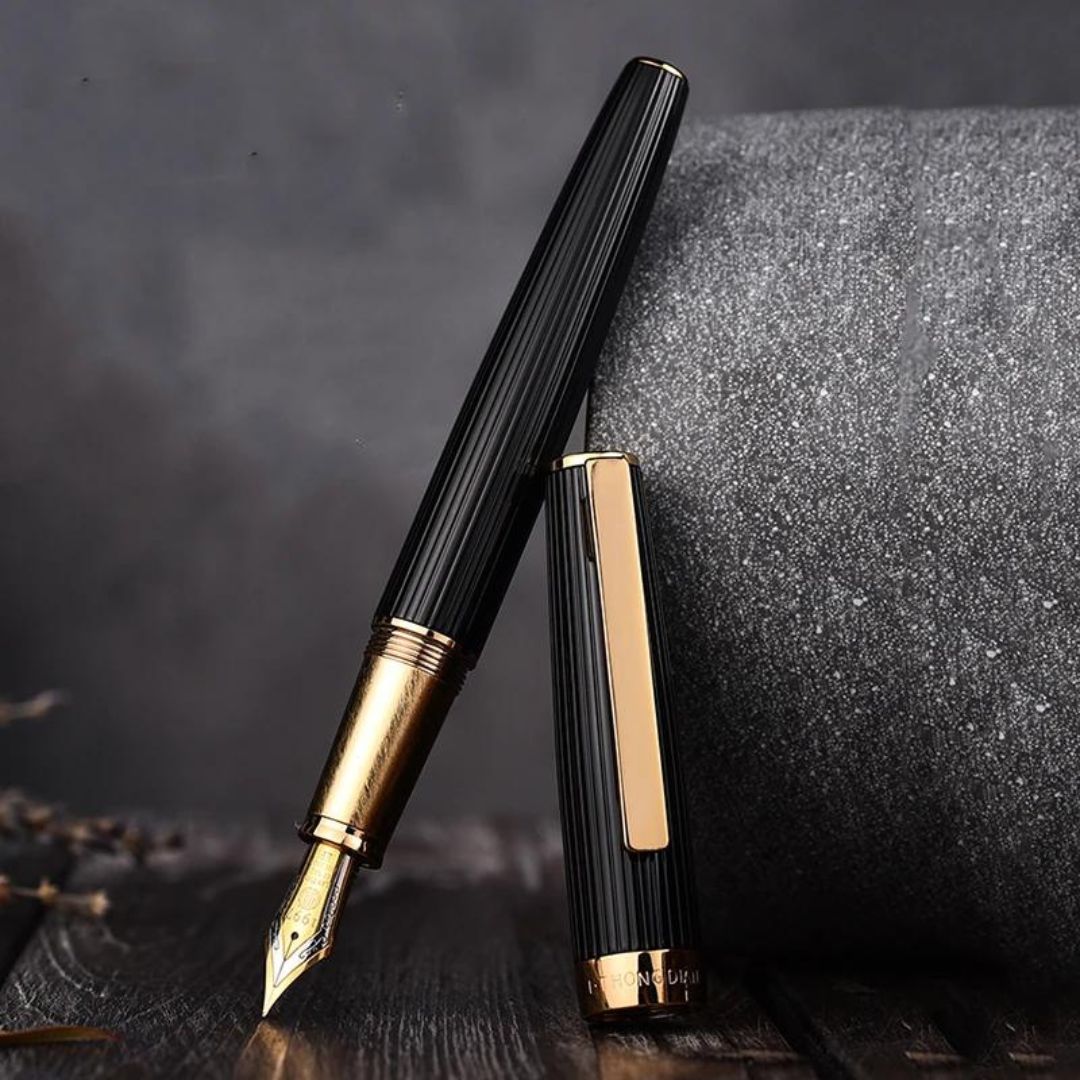 Caneta Tinteiro de Metal 1845! Esta extraordinária caneta-tinteiro é habilmente elaborada com uma ponta Iraurita de 0,5 mm, proporcionando uma experiência de escrita suave e controlada. O corpo de metal elegante e durável aumenta sua elegância, tornando-o um item obrigatório para qualquer entusiasta da escrita. Prepare-se para se apaixonar pelo modelo 1845 – abrace a alegria de escrever com estilo!