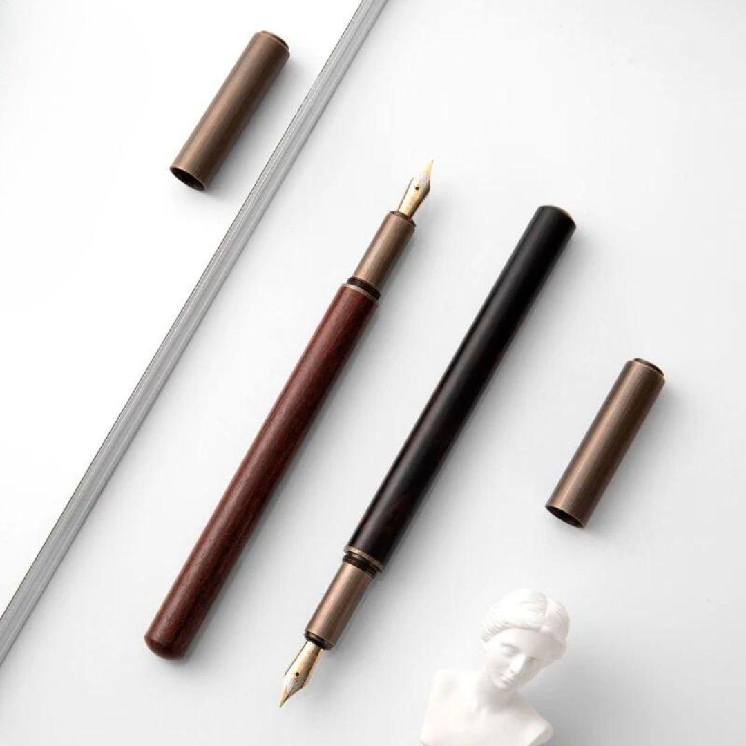 Caneta Tinteiro Retrô: Estilo Clássico e Nostálgico Caneta de Madeira com Ponta de Iraurita Caneta Tinteiro de 0,5 mm com Charme Vintage Escreva com Elegância e Precisão Caneta Tinteiro Exclusiva e Sofisticada, Caneta tinteiro retrô Caneta de madeira vintage Caneta de ponta fina 0,5 mm Caneta tinteiro com estilo clássico Caneta de escrita nostálgica