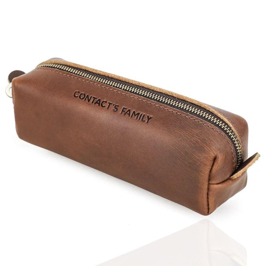 Estojo de Couro Retrô: Durabilidade com Elegância" "Proteção Sofisticada: Estojo de Couro para Canetas" "Elevando o Estilo: Estojo de Couro Vintage" "Seus Instrumentos, Sua Elegância: Estojo de Couro" "Durabilidade com Charme: Estojo de Couro Genuíno Estojo de Couro Durabilidade e Estilo Proteção para Canetas Acessório de Escrita Couro Genuíno Estilo Retrô Estojo para Lápis Resistência ao Tempo Elegância Cotidiana Proteção para Instrumentos