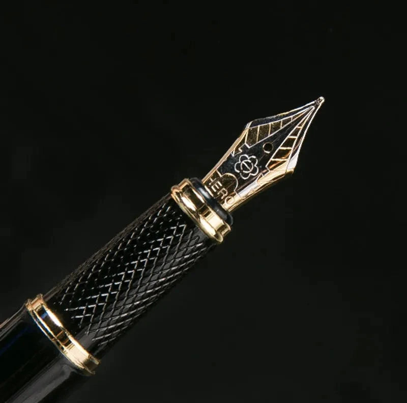 Caneta Tinteiro Hero 7032: Luxo e Precisão em Cada Traço"
"Escreva com Estilo e Distinção com a Caneta Tinteiro Hero 7032"
"Elegância e Desempenho com a Caneta Hero 7032"
"Caneta de Luxo Hero 7032: O Instrumento Perfeito para Assinaturas e Anotações"
"Experiência de Escrita Suave com a Caneta Tinteiro Hero 7032 Caneta tinteiro de luxo
Caneta Hero 7032
Caneta de ponta fina 0,5 mm
Caneta de metal para presentes
Ferramenta de escrita sofisticada