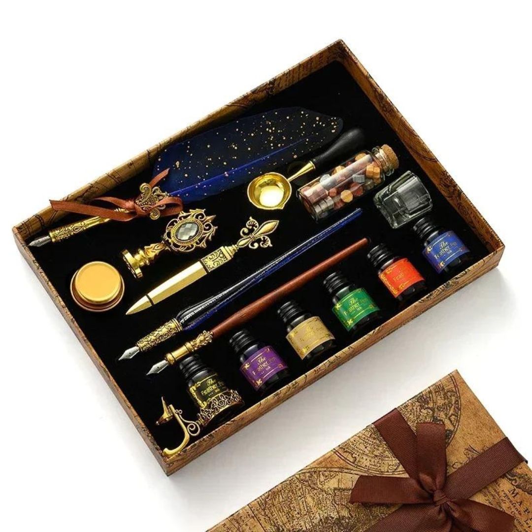 Conjunto de Caneta de Caligrafia Vintage, exibindo todos os componentes elegantes e tradicionais. Demonstração da caneta de pena do conjunto sendo usada para caligrafia, destacando a fluidez e elegância da escrita. Detalhe dos componentes do kit, incluindo a caneta, tinta e carimbo de cera, realçando a qualidade e o artesanato requintado. O kit apresentado como um presente ideal, mostrando a variedade de cores e a embalagem elegante.