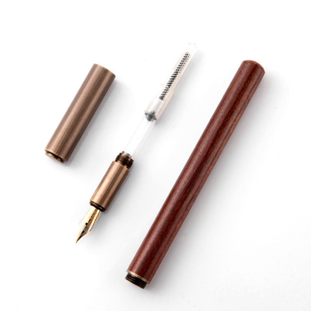 Caneta Tinteiro Retrô: Estilo Clássico e Nostálgico Caneta de Madeira com Ponta de Iraurita Caneta Tinteiro de 0,5 mm com Charme Vintage Escreva com Elegância e Precisão Caneta Tinteiro Exclusiva e Sofisticada, Caneta tinteiro retrô Caneta de madeira vintage Caneta de ponta fina 0,5 mm Caneta tinteiro com estilo clássico Caneta de escrita nostálgica