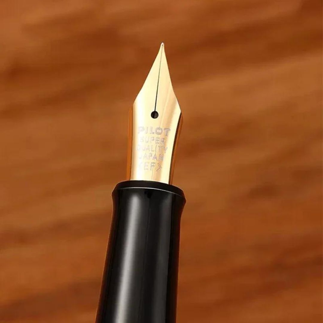 CanetaTinteiro 78g, acompanhada de uma elegante Caixa de Presente. Fabricada com material de ponta de Iraurita, garante uma escrita suave e confortável com sua ponta padrão. Embalagem perfeita para presente! Modelo 78g com material de plástico durável.