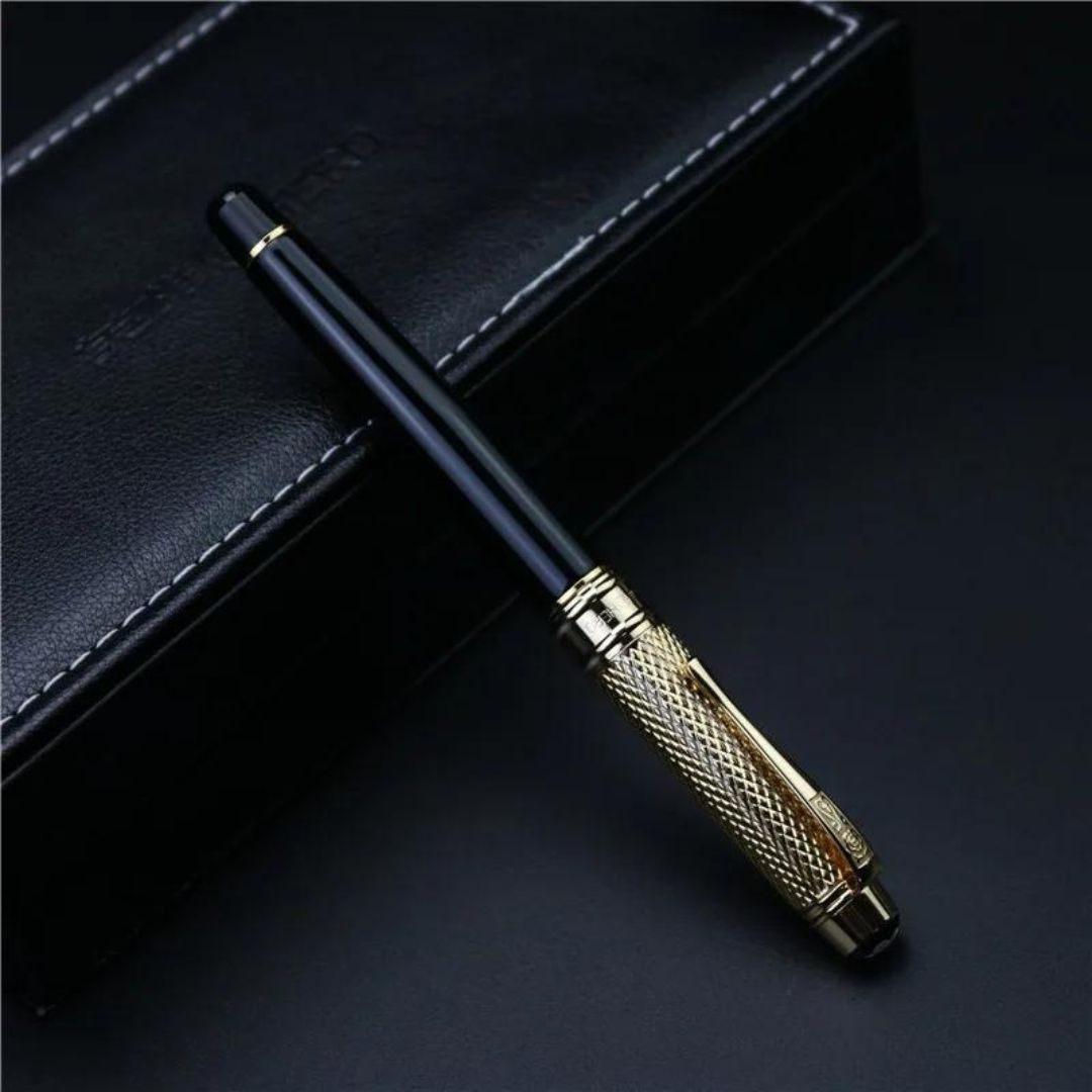 Caneta Tinteiro Hero, você terá o melhor instrumento para escrever com maestria. Com uma ponta de ouro, essa caneta-tinteiro é durável e sofisticada. Embalada em uma elegante caixa de presente, essa caneta é feita de metal resistente e de alta qualidade.