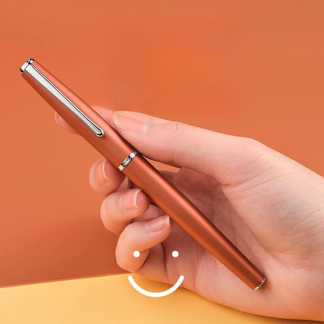 Caneta Tinteiro Vênus - uma poderosa combinação de iraurita e metal que garante uma escrita precisa e duradoura. Esta caneta-tinteiro é perfeita para presentear ou elevar seu próprio senso de estilo ao escrever. Com uma ponta de 0,5 mm, você poderá sentir cada traço com intensidade e leveza. Não espere mais para experimentar a qualidade e o charme da Caneta Tinteiro Vênus.