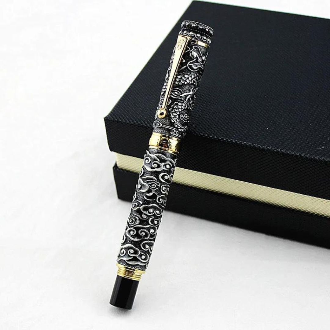Caneta Rollerball Escultura em Relevo: Elegância e Precisão Caneta Gel de Alta Qualidade com Design Refinado Detalhes Precisos e Escrita Suave com Caneta Rollerball Sofisticação em Cada Traço: Caneta Rollerball de Metal Durabilidade e Estilo em Uma Só Caneta, Caneta rollerball de escultura em relevo Caneta gel de 0,7 mm Caneta de metal durável Caneta de escrita suave Caneta de alta qualidade para escritório
