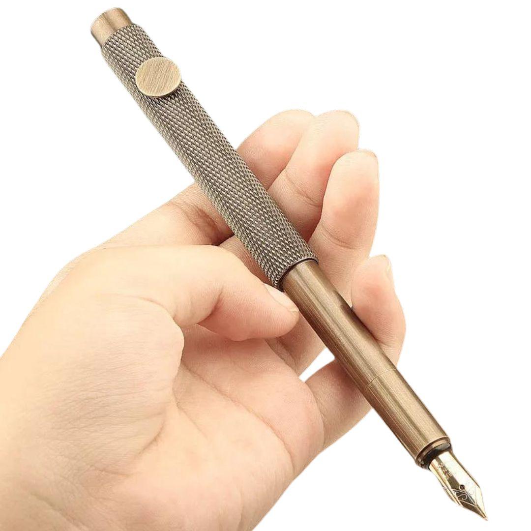 Caneta tinteiro mini Caneta de metal compacta Caneta de ponta fina 0,5 mm Caneta tinteiro de bolso Caneta de escrita suave, Caneta Tinteiro Mini: Elegância Compacta Caneta de Metal com Ponta de Iraurita Caneta Tinteiro de 0,5 mm para Traços Delicados Caneta Compacta e Sofisticada para Escrita Praticidade e Estilo em Cada Traço