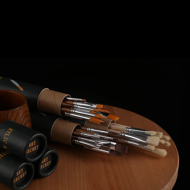 Conjunto de pincéis modelo 1204 com cerdas Chungqing para pintura a óleo.
Conjunto de pincéis modelo 1203 com cerdas de taklon para pintura em acrílico e aquarela.
Detalhe dos pincéis redondos e planos dos modelos 1201, 1203 e 1204, com virola de alumínio e cabo de madeira.