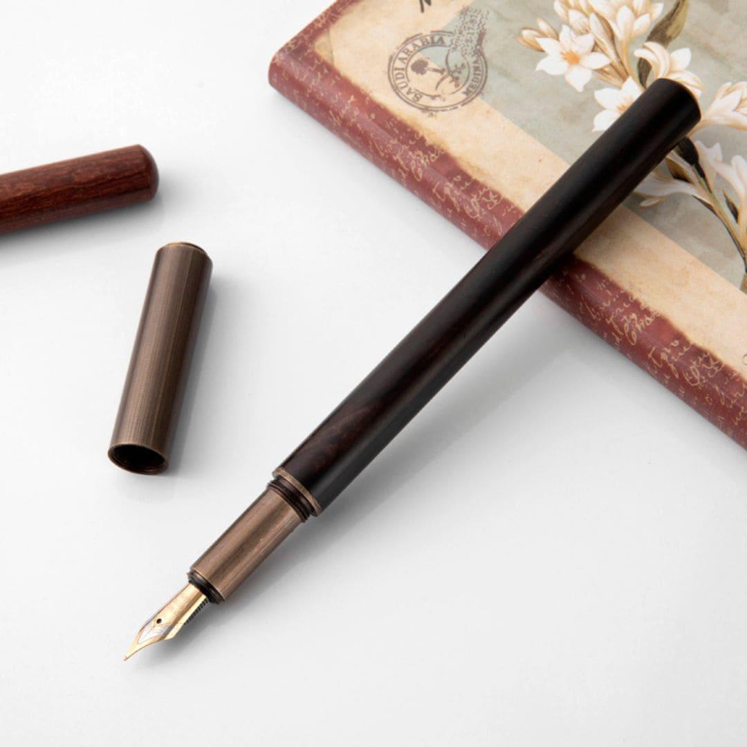 Caneta Tinteiro Retrô: Estilo Clássico e Nostálgico Caneta de Madeira com Ponta de Iraurita Caneta Tinteiro de 0,5 mm com Charme Vintage Escreva com Elegância e Precisão Caneta Tinteiro Exclusiva e Sofisticada, Caneta tinteiro retrô Caneta de madeira vintage Caneta de ponta fina 0,5 mm Caneta tinteiro com estilo clássico Caneta de escrita nostálgica