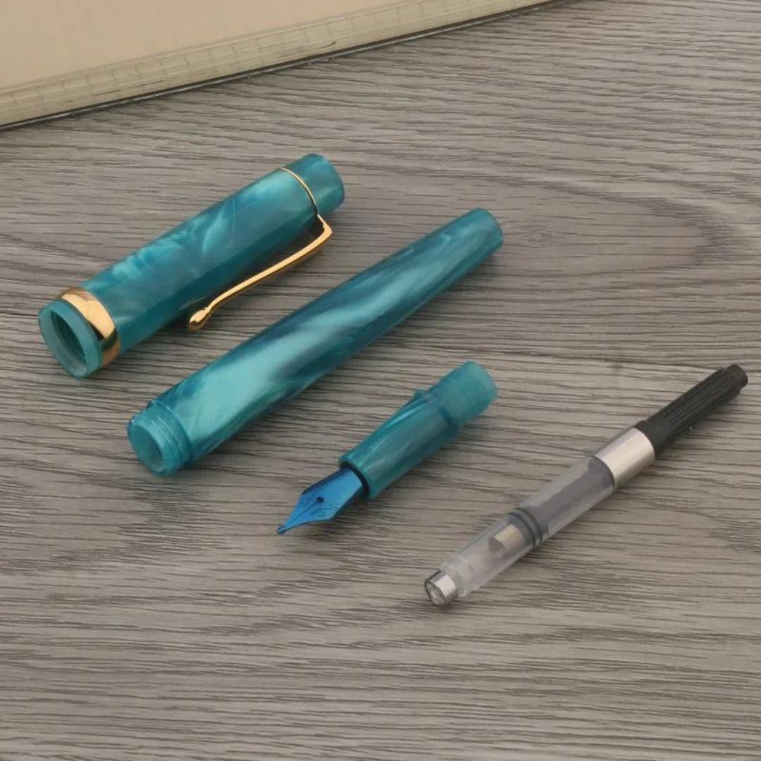 Caneta Fonte Pavão Azul, perfeita para deixar seus escritos ainda mais elegantes e sofisticados! A ponta em iraurita, estilo Naginata, é perfeita para uma escrita suave e precisa. Com um peso de 19g e produzida em acrílico, esta caneta é a escolha ideal para quem busca qualidade e estilo em um único produto!