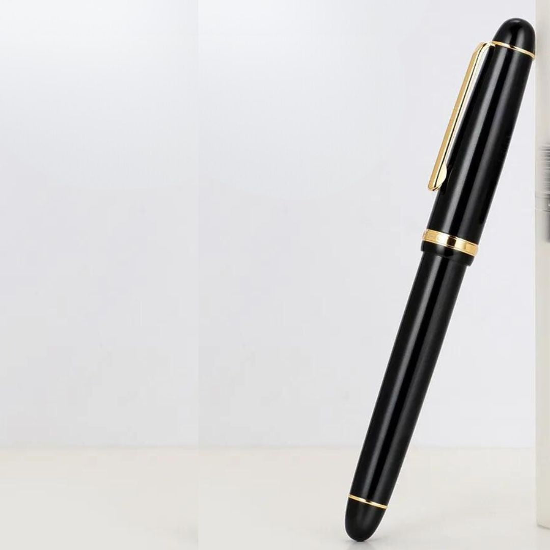 Experimente o que há de mais moderno em escrita de luxo com a Caneta Tinteiro Barril X350. Fabricada com atenção meticulosa aos detalhes, esta caneta de 31g apresenta uma ponta de irídio de 18KGP para escrita sem esforço e um design em dois tons com padrões gravados que exalam elegância. O cilindro é compatível com um cartucho de 2,6 mm ou pode ser recarregado com um absorvedor de tinta