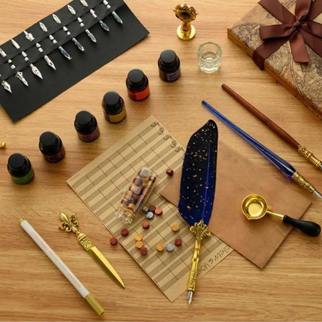 Conjunto de Caneta de Caligrafia Vintage, exibindo todos os componentes elegantes e tradicionais. Demonstração da caneta de pena do conjunto sendo usada para caligrafia, destacando a fluidez e elegância da escrita. Detalhe dos componentes do kit, incluindo a caneta, tinta e carimbo de cera, realçando a qualidade e o artesanato requintado. O kit apresentado como um presente ideal, mostrando a variedade de cores e a embalagem elegante.