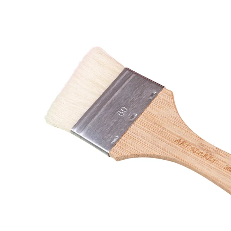 Pincel inclinado para pintura com cabo de bambu e cerdas Chungking.
Detalhe da ponta chanfrada e virula de aço inoxidável.
Tamanhos variados de pincéis inclinados para pintura a óleo.