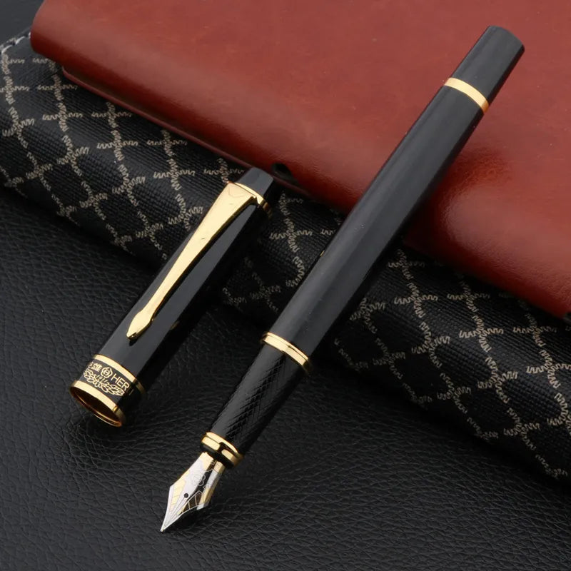 Caneta Tinteiro Hero 7032: Luxo e Precisão em Cada Traço"
"Escreva com Estilo e Distinção com a Caneta Tinteiro Hero 7032"
"Elegância e Desempenho com a Caneta Hero 7032"
"Caneta de Luxo Hero 7032: O Instrumento Perfeito para Assinaturas e Anotações"
"Experiência de Escrita Suave com a Caneta Tinteiro Hero 7032 Caneta tinteiro de luxo
Caneta Hero 7032
Caneta de ponta fina 0,5 mm
Caneta de metal para presentes
Ferramenta de escrita sofisticada