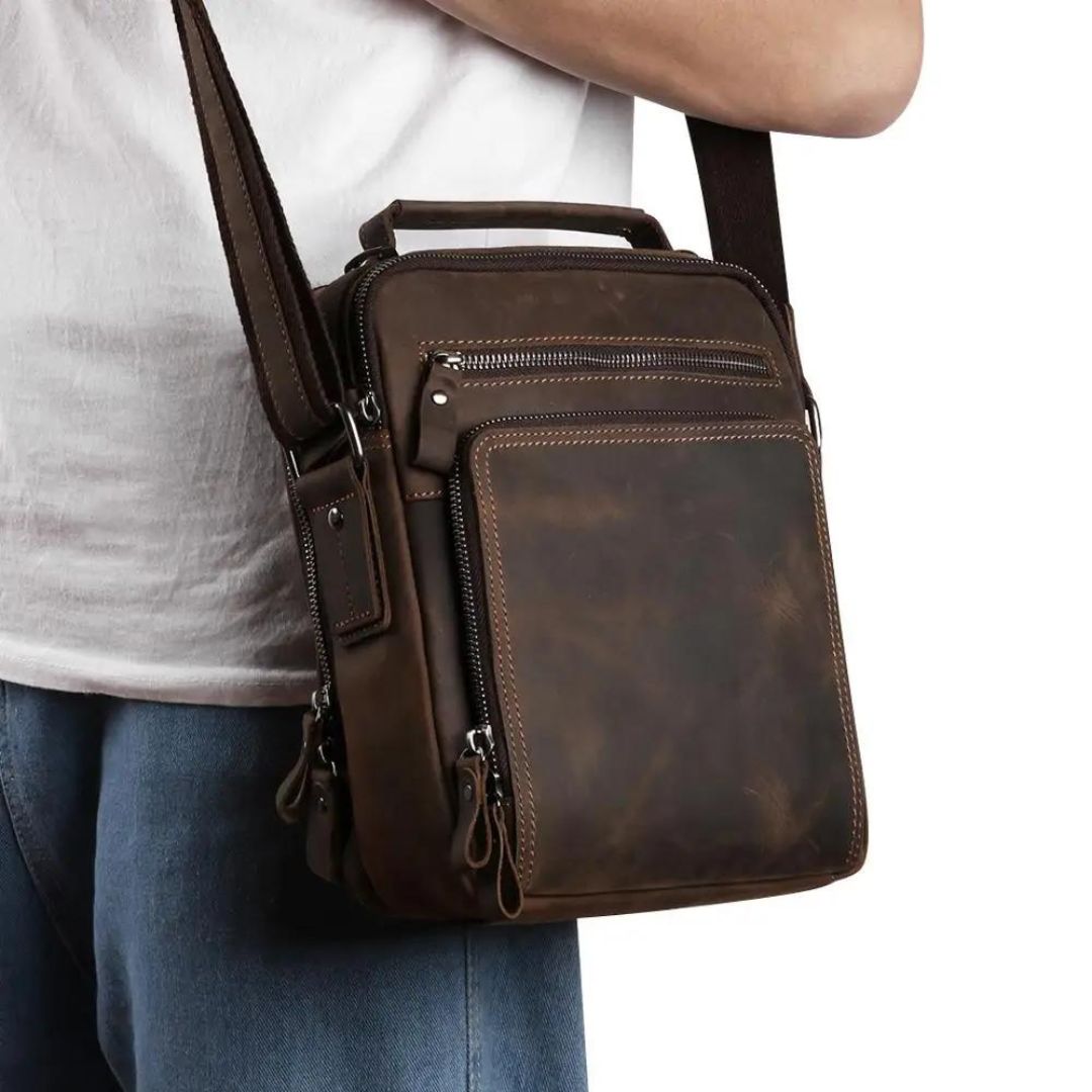 Reviva o estilo clássico com nossa Bolsa de Ombro Casual Vintage em Couro Genuíno. Combinando o charme do vintage com a funcionalidade contemporânea, esta bolsa é a escolha ideal para quem busca versatilidade e elegância em um acessório. Feita com materiais de alta qualidade, como couro genuíno e forro de poliéster durável, esta bolsa não só adiciona um toque de sofisticação ao seu visual, mas também oferece praticidade para o dia a dia.
