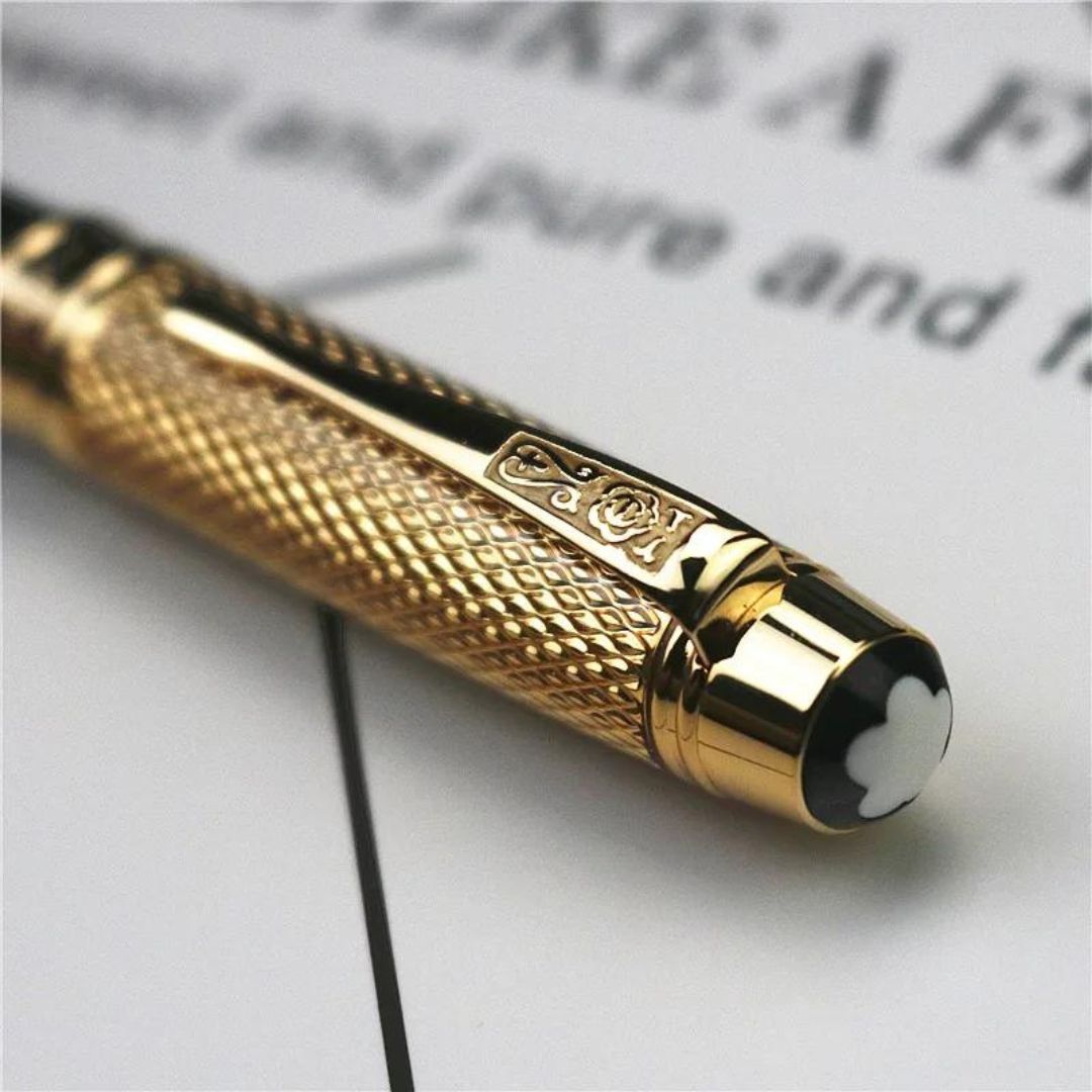 Caneta Tinteiro Hero, você terá o melhor instrumento para escrever com maestria. Com uma ponta de ouro, essa caneta-tinteiro é durável e sofisticada. Embalada em uma elegante caixa de presente, essa caneta é feita de metal resistente e de alta qualidade.