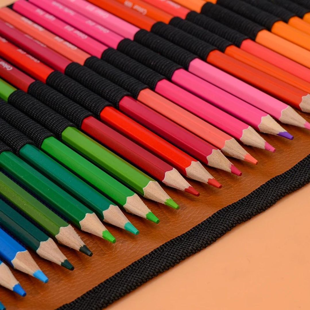 Conjunto de Lápis de Cor Arte Profissional com 50 ou 72 cores e acessórios incluídos. Close-up de lápis individuais do conjunto, destacando a qualidade e a variedade de cores. Artista usando os Lápis de Cor Arte Profissional em uma ilustração, mostrando a vivacidade das cores. Acessórios incluídos no conjunto: apontador de lápis, borracha e extensor.