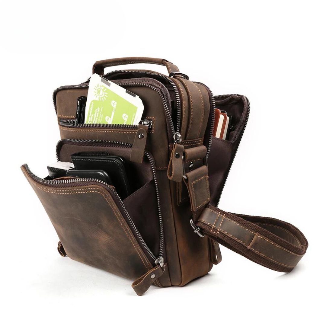 Reviva o estilo clássico com nossa Bolsa de Ombro Casual Vintage em Couro Genuíno. Combinando o charme do vintage com a funcionalidade contemporânea, esta bolsa é a escolha ideal para quem busca versatilidade e elegância em um acessório. Feita com materiais de alta qualidade, como couro genuíno e forro de poliéster durável, esta bolsa não só adiciona um toque de sofisticação ao seu visual, mas também oferece praticidade para o dia a dia.