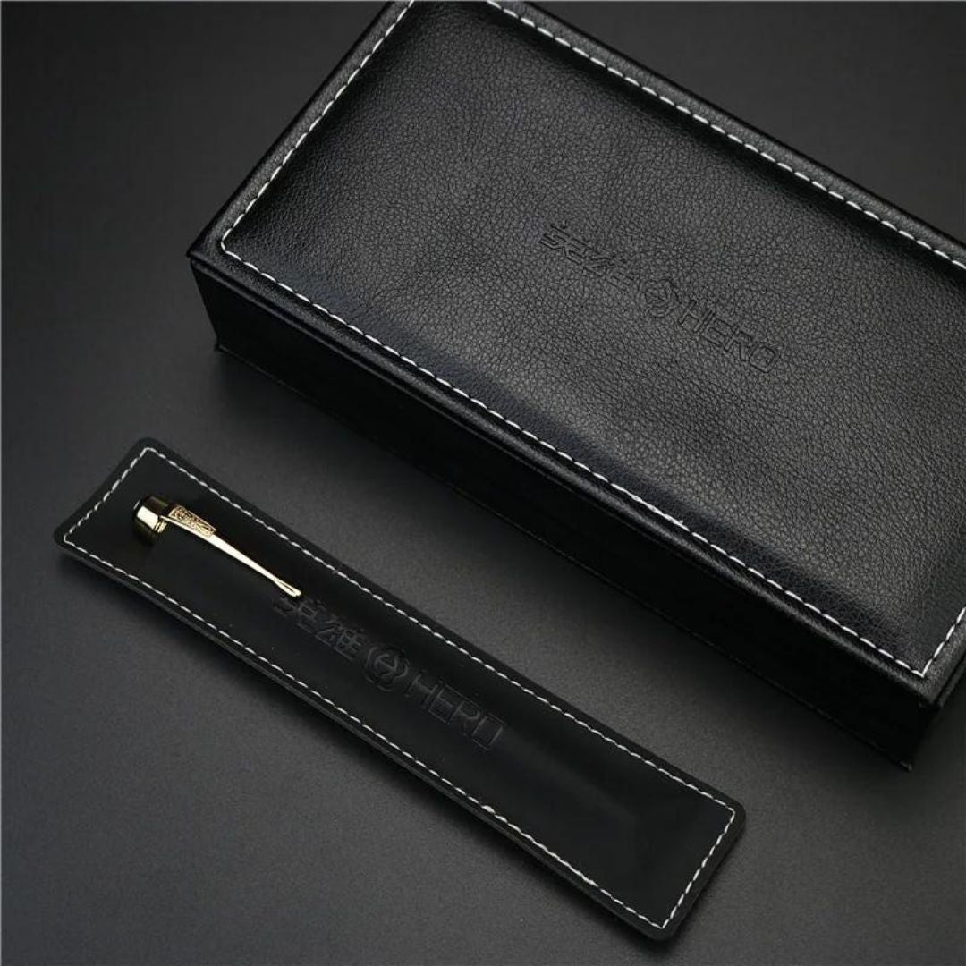 Caneta Tinteiro Hero, você terá o melhor instrumento para escrever com maestria. Com uma ponta de ouro, essa caneta-tinteiro é durável e sofisticada. Embalada em uma elegante caixa de presente, essa caneta é feita de metal resistente e de alta qualidade.