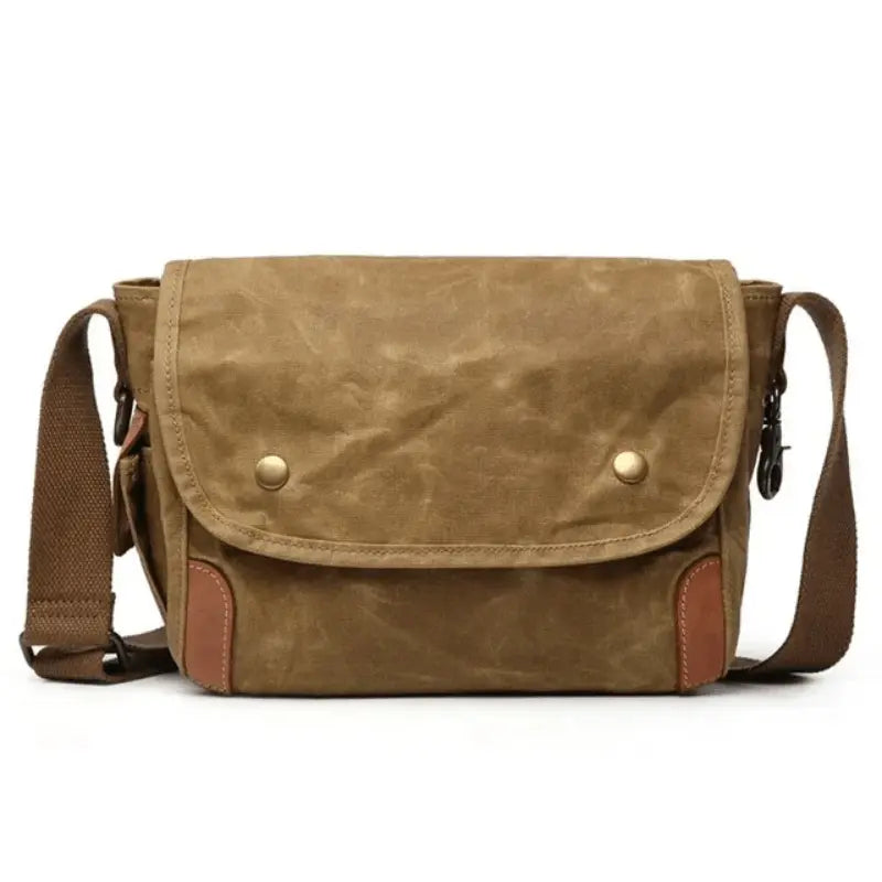 Bolsa de Lona Encerada, Estilo Vintage, Bolsa Unissex, Bolsa Resistente à Água, Bolsa com Zíper, Bolsa Versátil, Bolsa de Náilon, Bolsa para Todas as Ocasiões, Acessório Durável, Bolsa de Ombro Clássica, Design Funcional, Moda e Praticidade, Bolsa Elegante, Material Resistente, Bolsa Casual e Elegante, Bolsa de lona encerada a óleo com estilo vintage, unissex e resistente à água. Fechamento por zíper e material de náilon durável.