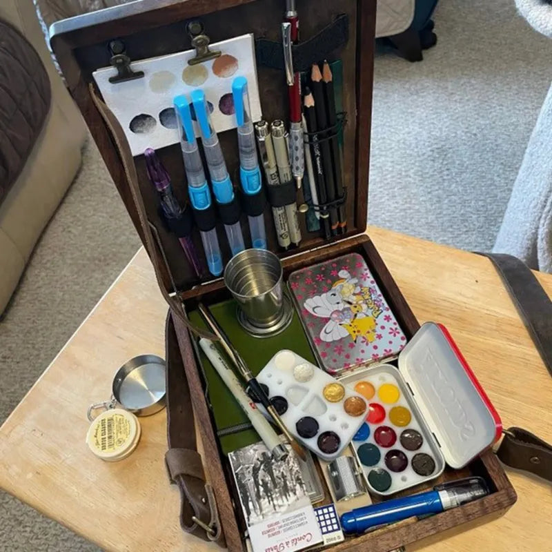 Caixa de madeira para artistas com design vintage e compartimentos organizadores.
Bolsa tiracolo de madeira com detalhes elegantes em couro e trava de latão.