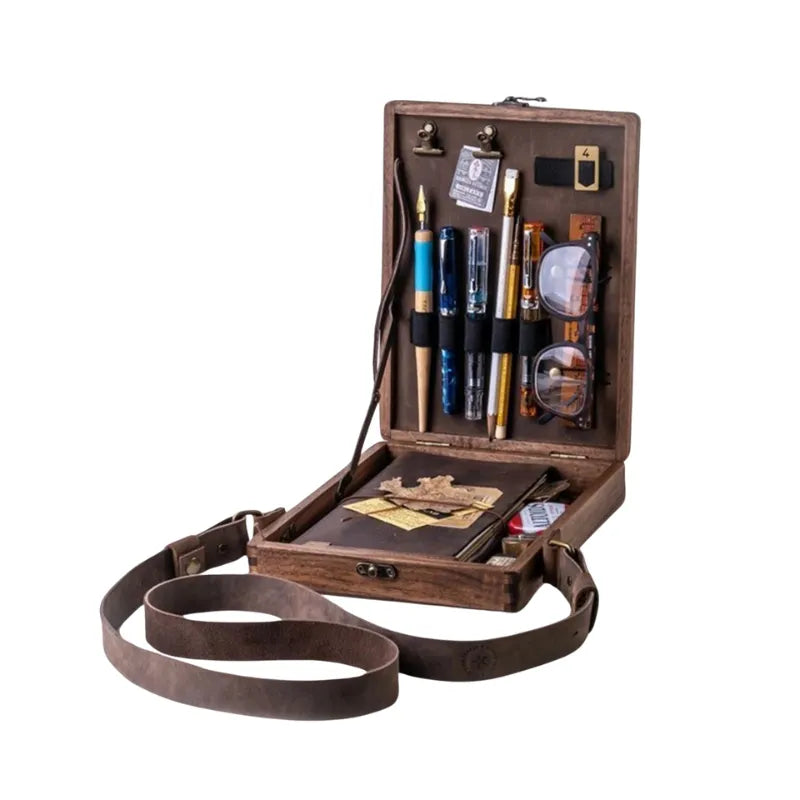 Caixa de madeira para artistas com design vintage e compartimentos organizadores.
Bolsa tiracolo de madeira com detalhes elegantes em couro e trava de latão.