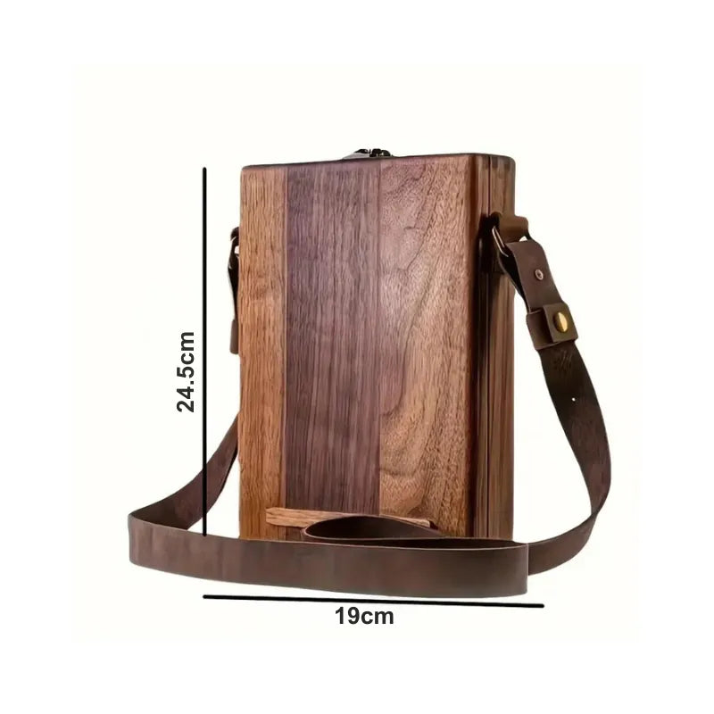 Caixa de madeira para artistas com design vintage e compartimentos organizadores.
Bolsa tiracolo de madeira com detalhes elegantes em couro e trava de latão.
