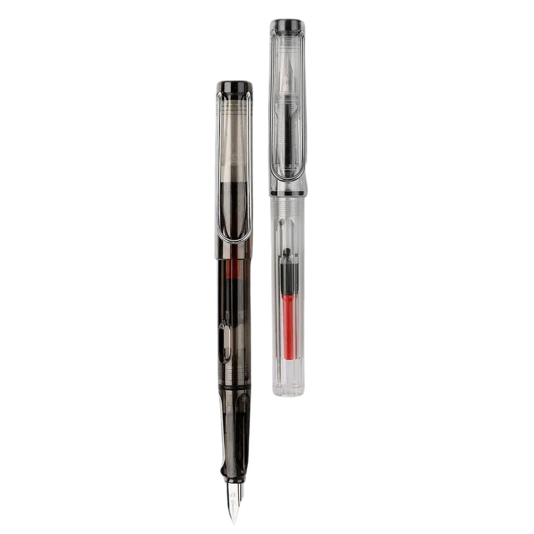 Caneta-tinteiro transparente com design moderno ao lado de cartuchos de tinta.
Escrita elegante e suave demonstrada em papel com a caneta em uso.