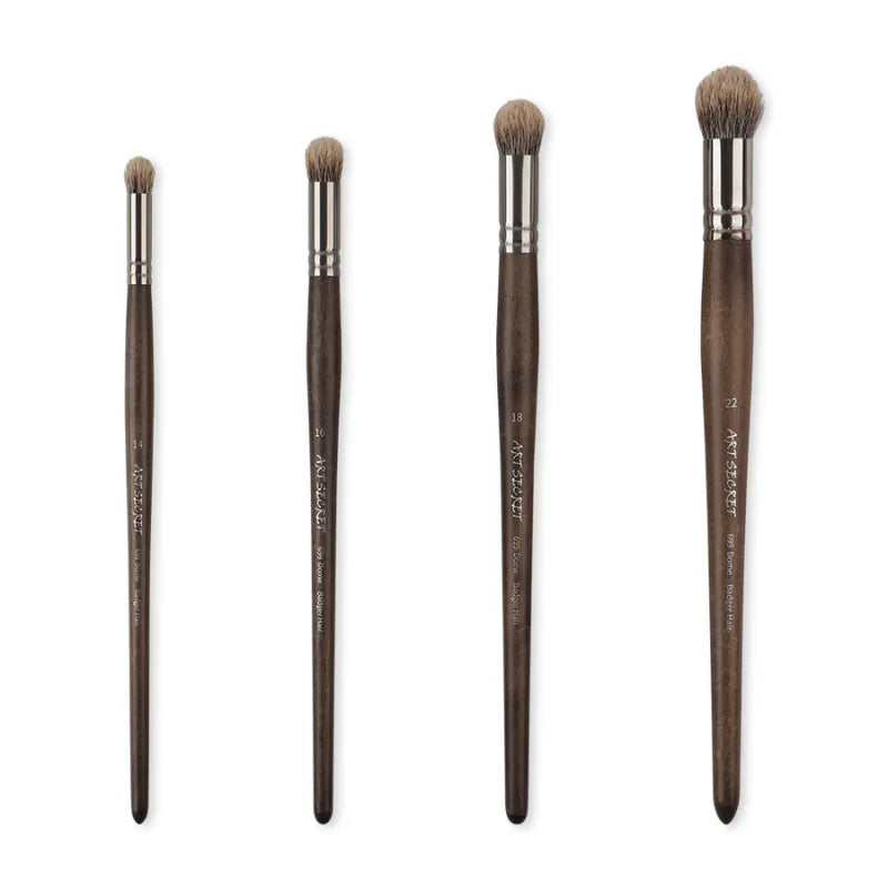 Conjunto de pincéis profissionais com cerdas de texugo para pintura a óleo e acrílica.
Detalhe do cabo de bétula e da virola de aço inoxidável dos pincéis profissionais para técnicas artísticas.