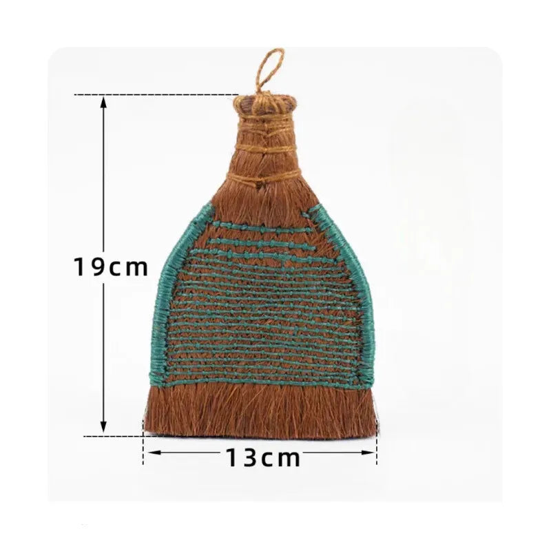Pincel de palma natural com cabo de madeira para pintura e caligrafia.
Detalhe das cerdas de palma e do cabo ergonômico de madeira do pincel de palma para técnicas artísticas.