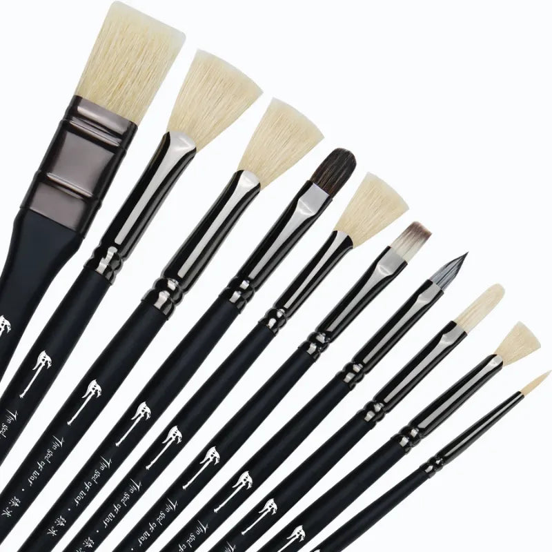 Conjunto de 10 pincéis profissionais para desenho com cabo de madeira e cerdas naturais.
Detalhe das cerdas naturais e cabo ergonômico de madeira dos pincéis para pintura a óleo.
