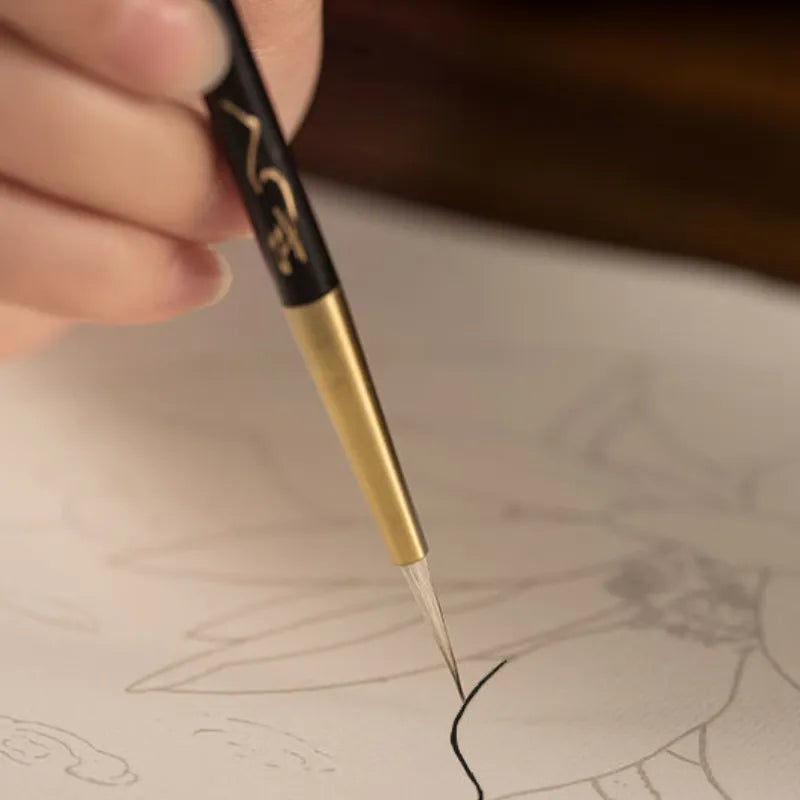 Pincel de linha fina para caligrafia com porta-pincel de ébano e latão.
Detalhe do pelo macio de lã e design ergonômico do pincel de caligrafia.
Pincéis de caligrafia em tamanhos pequeno e grande para escrita precisa.