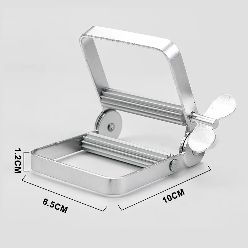 Espremedor manual de tinta em metal para otimizar o uso de tubos de tinta.
Ferramenta compacta para artistas e profissionais, reduzindo desperdícios de tinta.