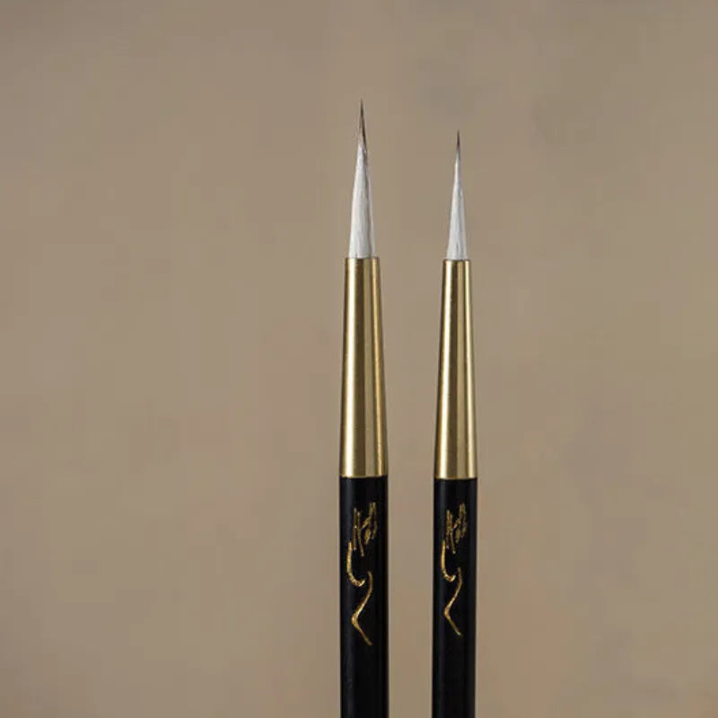 Pincel de linha fina para caligrafia com porta-pincel de ébano e latão.
Detalhe do pelo macio de lã e design ergonômico do pincel de caligrafia.
Pincéis de caligrafia em tamanhos pequeno e grande para escrita precisa.
